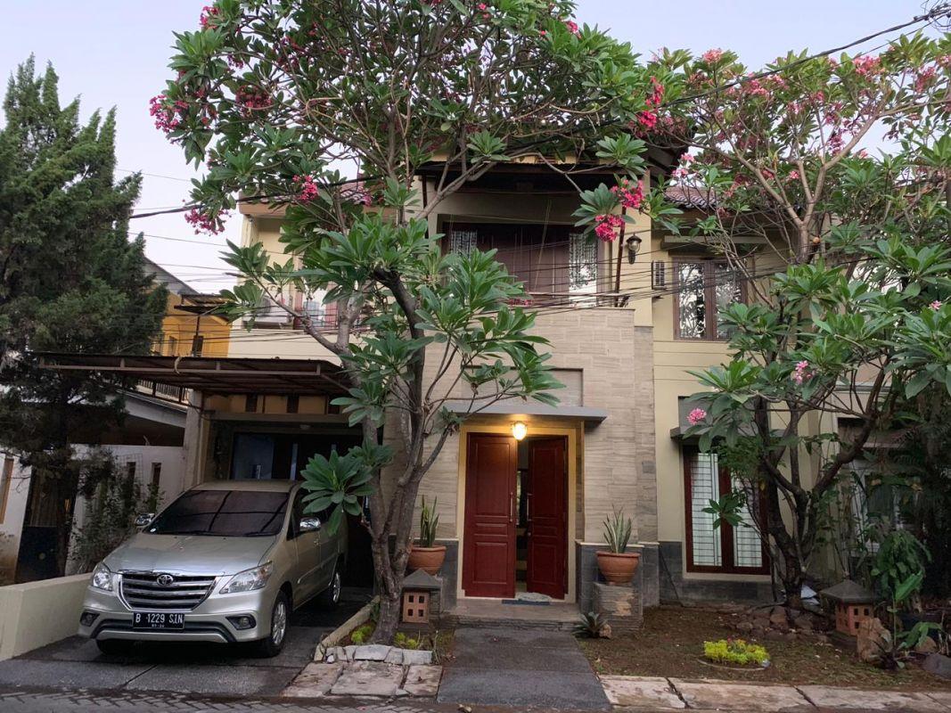 2 Floor house in Closed Compound